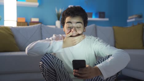 즐겁고 즐거운 젊은이가 기쁜 소식을 듣고 기 ⁇ 합니다.