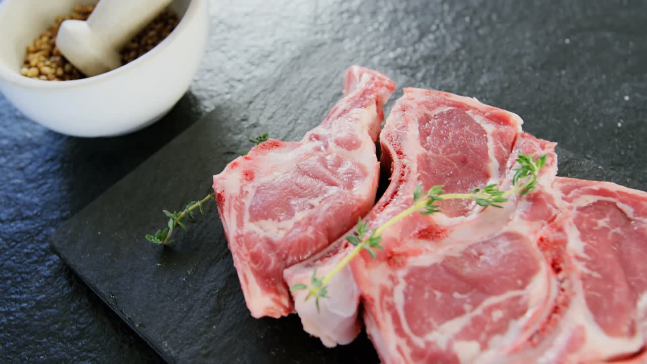 costillas, especias y hierbas sobre un fondo de hormigón