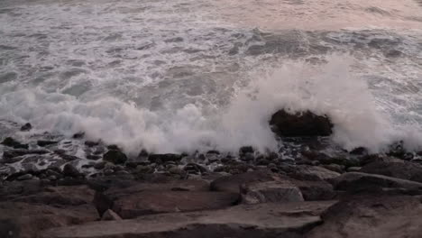 Olas-Rompiendo-En-La-Roca-Durante-La-Puesta-De-Sol,-Miraflores,-Lima,-Perú-Cámara-Lenta