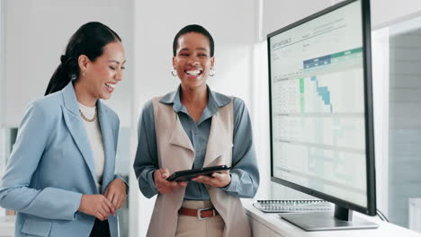 Daten,-Besprechung-Und-Frauen-Mit-Tablet-Im-Büro