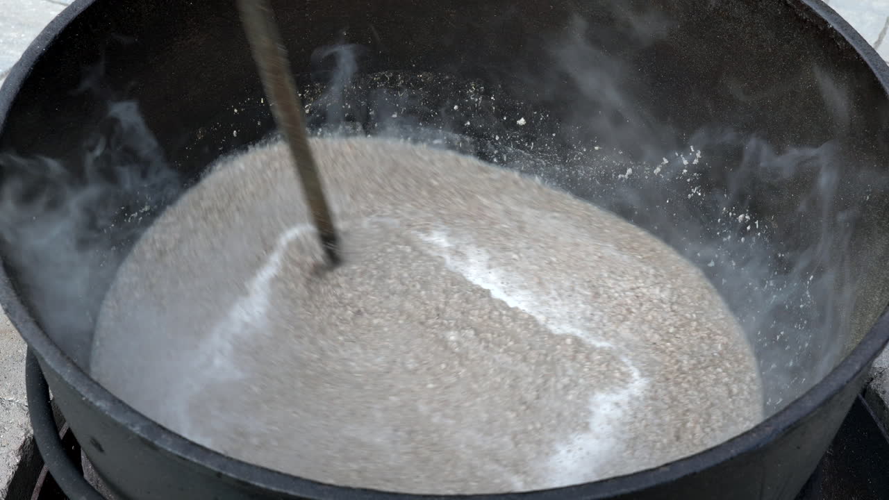 장작불 위에 쇠주전자에 다진 고기나 퍼톤을 섞는 것