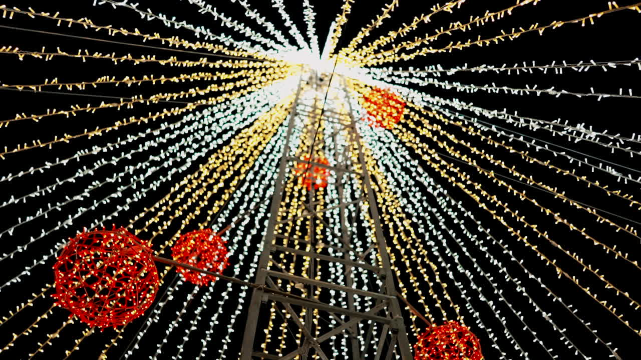 밤의 축제에서 화려한 빛의 광선