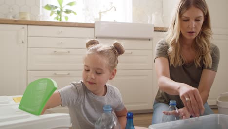 Vídeo-De-Madre-E-Hija-Separando-Material-De-Reciclaje-En-Casa