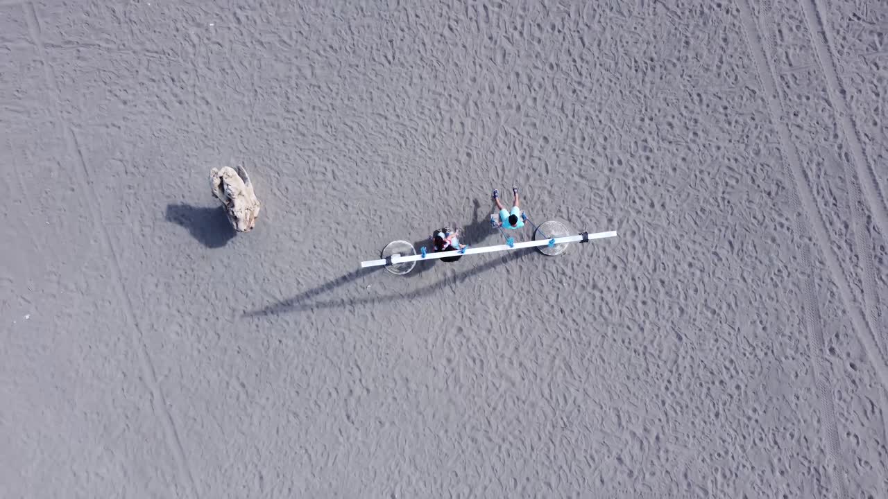 구묵 파시르, 족자카르타 또는 사막 지역이나 모래 언덕에서 스윙하는 동안 가족의 기쁨