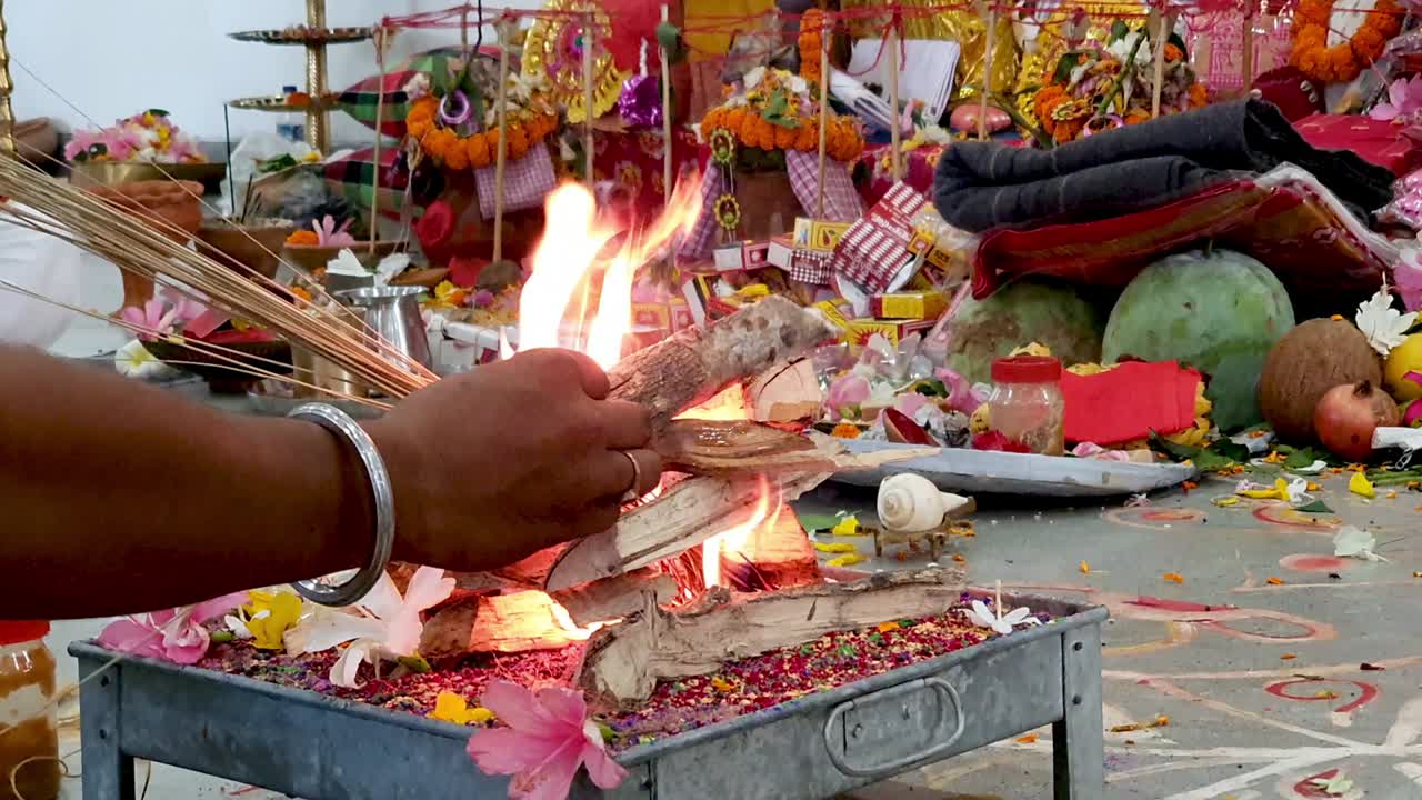 yajna, un ritual hecho en la adoración hindú donde la madera se enciende con aceite sagrado y ghee