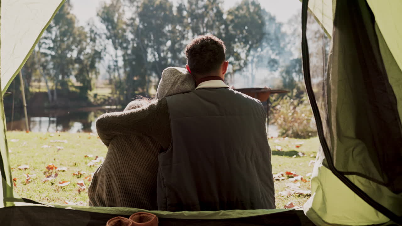 캠핑, 포옹 및 자연 커플이 생태를 가리키고 있습니다.