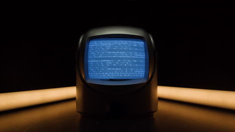 tv retro, televisión vintage en una configuración nostálgica, una tv retro muestra grano en la pantalla, dispositivo aterrador de la noche de halloween bueno para la llave de croma y la pantalla verde. imágenes de alta calidad 4k