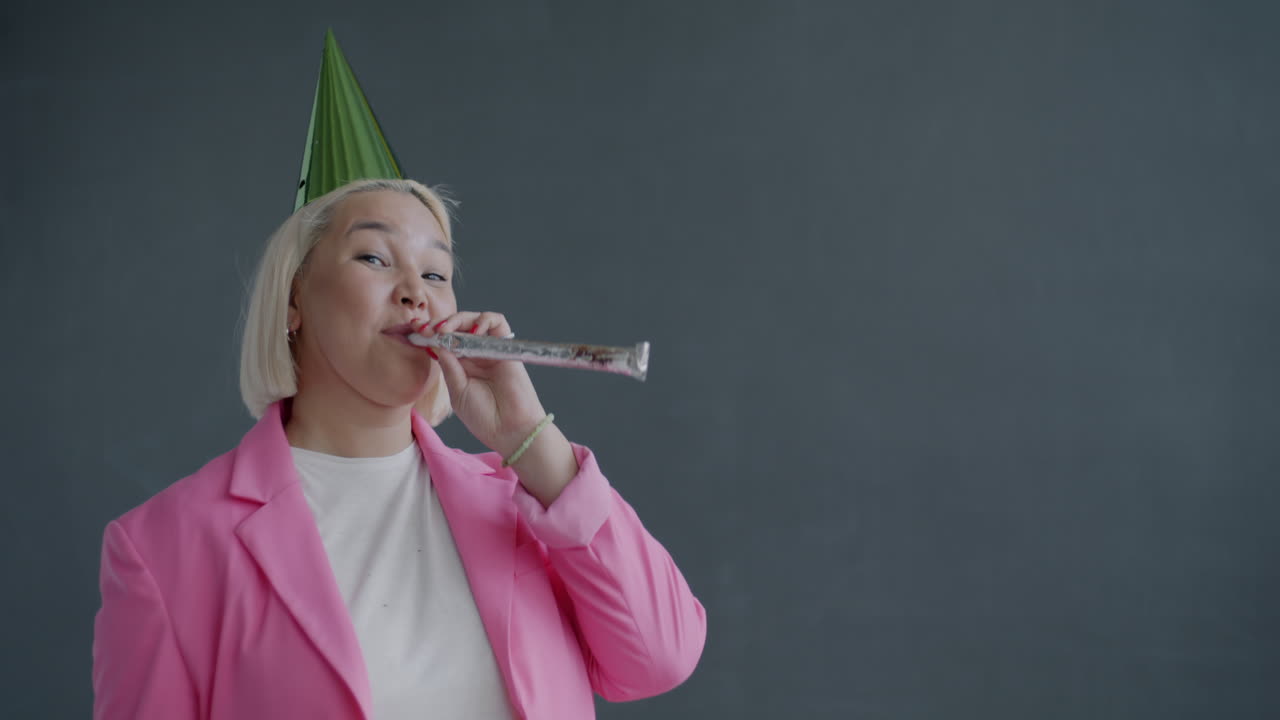 생일을 축하하는 여자