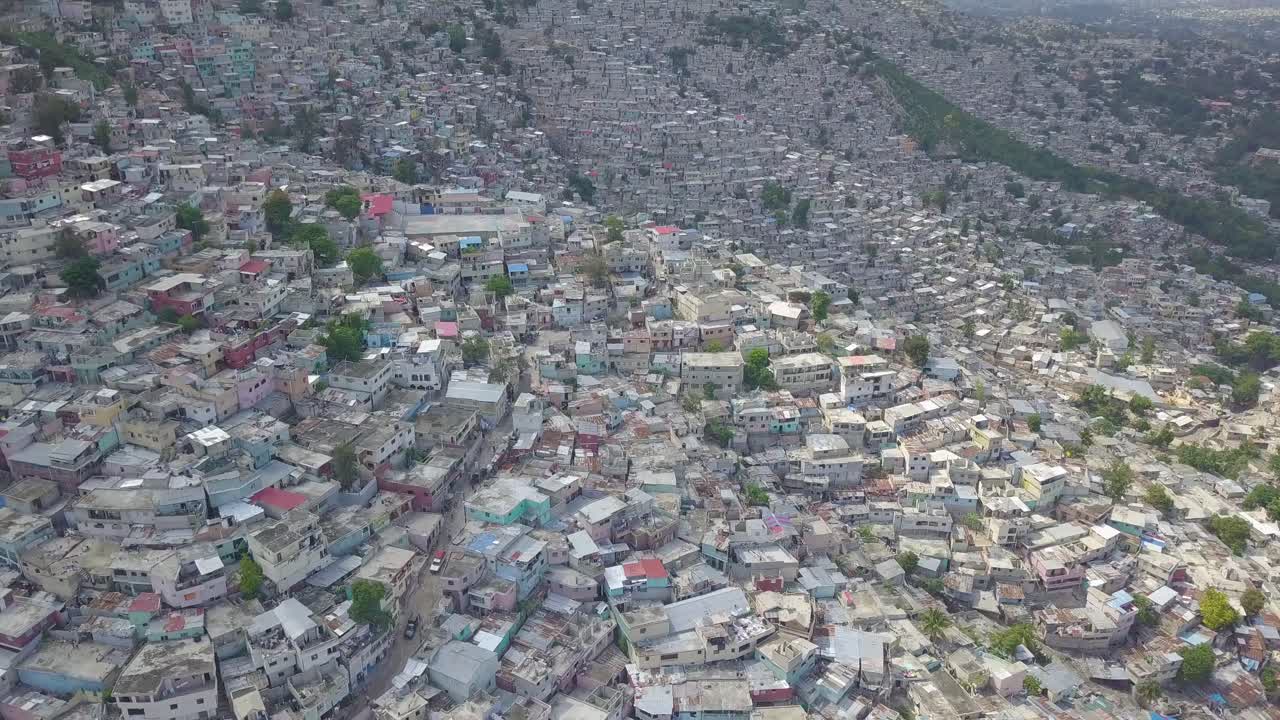 increíble antena sobre los barrios marginales favela y barrios de chabolas en el distrito de cite soleil de port au prince haiti con estadio de fútbol en primer plano 3