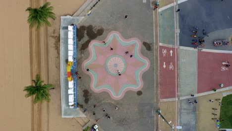 vista superior de pájaro de la plaza central en el paseo marítimo turístico de la playa de tambaú en la ciudad capital de la playa tropical de joao pessoa, paraiba, brasil con gente reunida para tomar fotos en el cartel