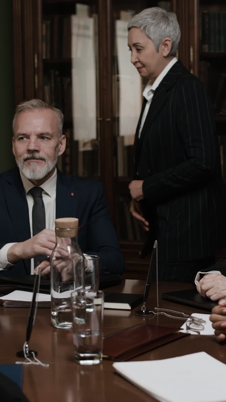 공식적인 환경에서 비즈니스 회의