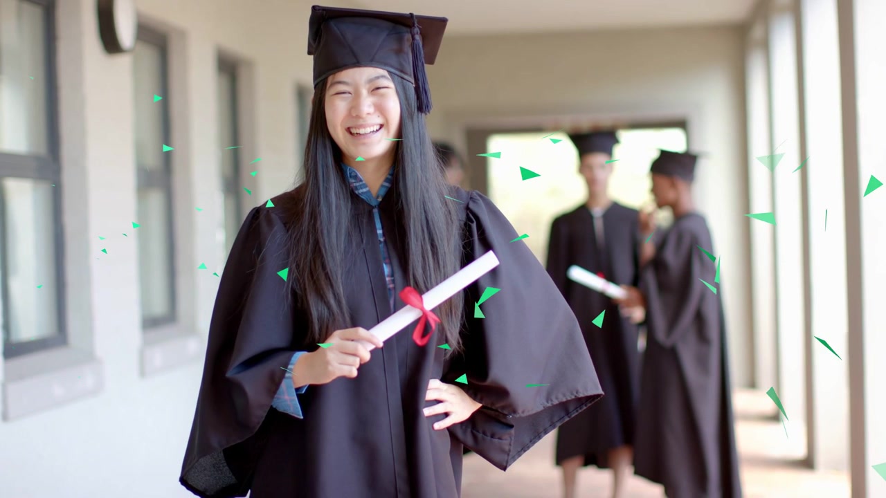 Graduado sosteniendo un diploma riendo mientras sus compañeros conversan, graduándose, confeti verde cayendo por el encuadre.