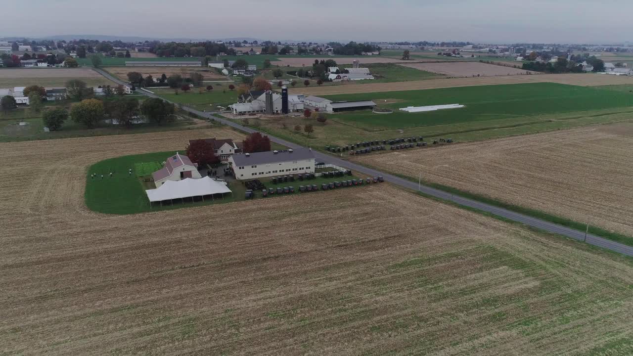 Matrimonio Amish in una fattoria Amish ripreso da un drone