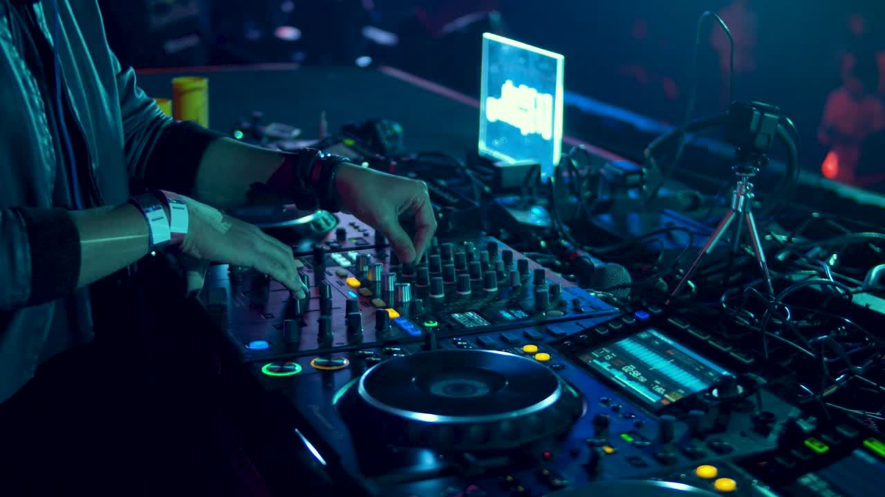 DJ mezclando música en un club nocturno