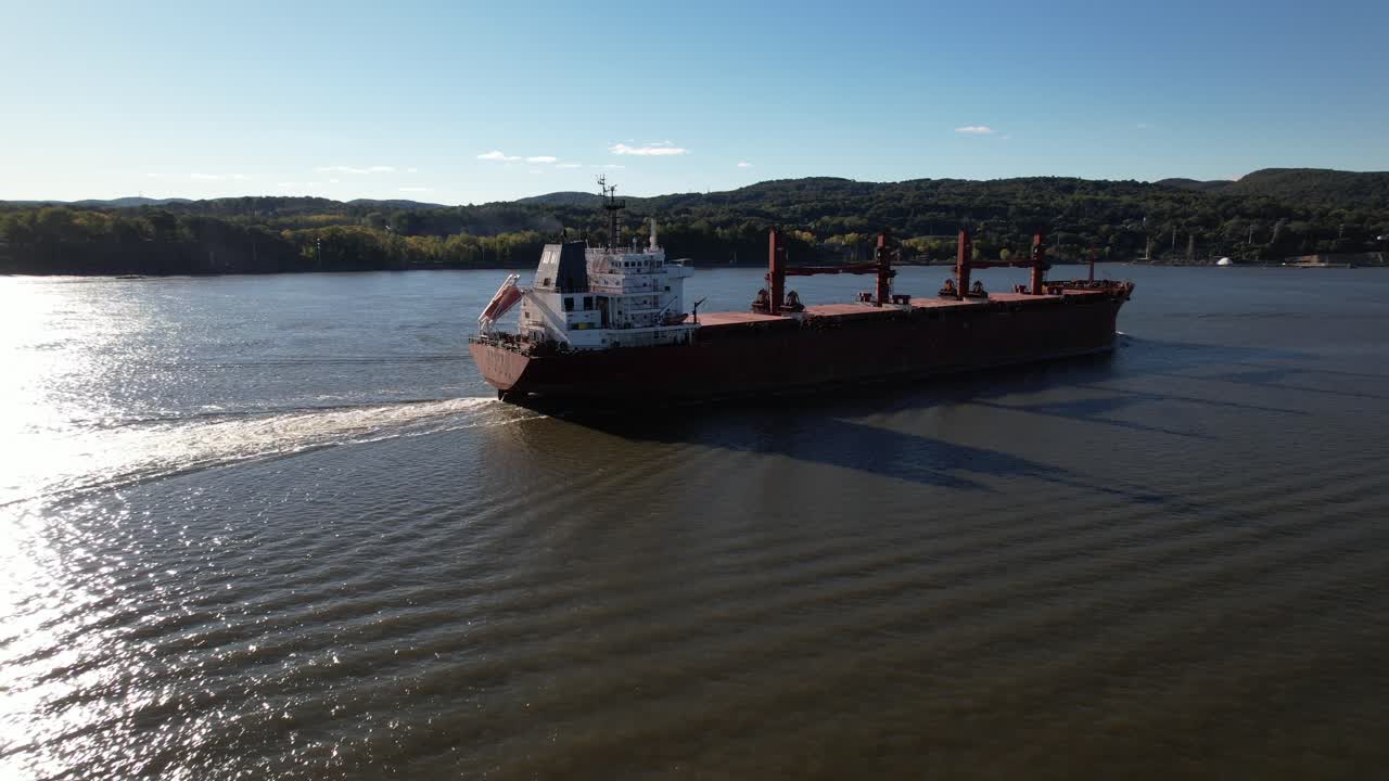 푸른 하늘이 있는 아름다운 날 북부 뉴욕의 허드슨 강을 내려다보는 공중 전망