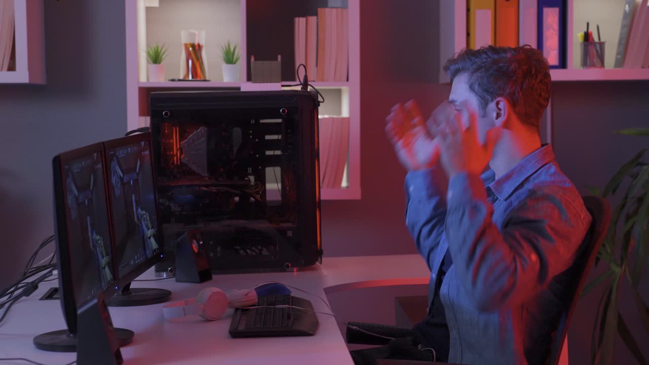 joven agresivo y perdedor jugando a videojuegos en su computadora.