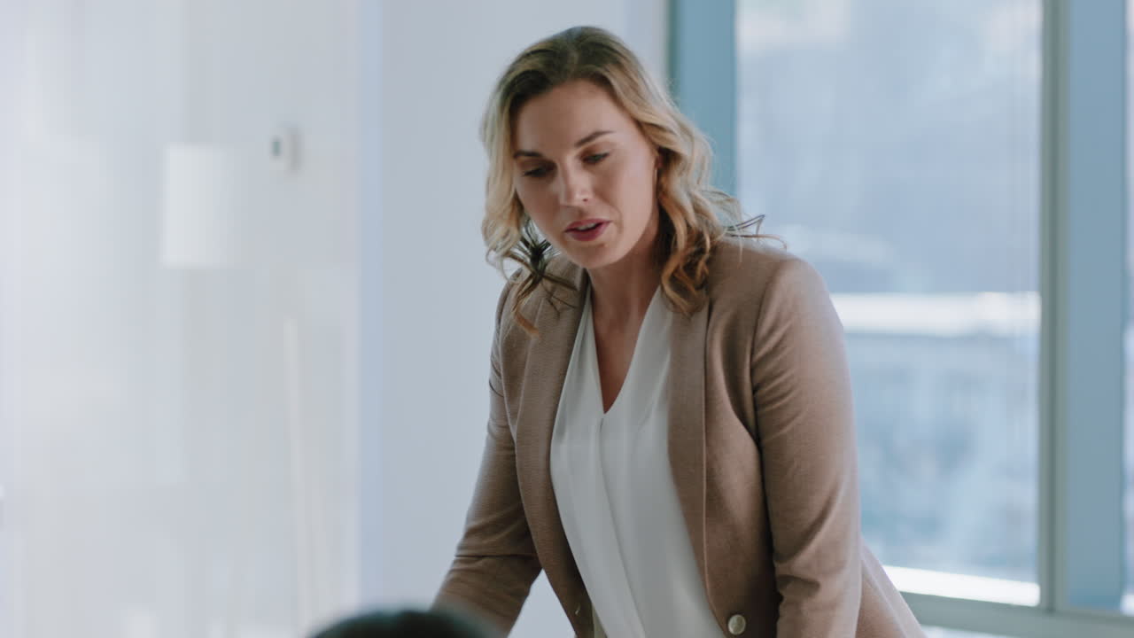 bellissima donna d'affari capogruppo riunione azionisti società azionisti prendere decisioni per la strategia di sviluppo in ufficio sala riunioni 4k