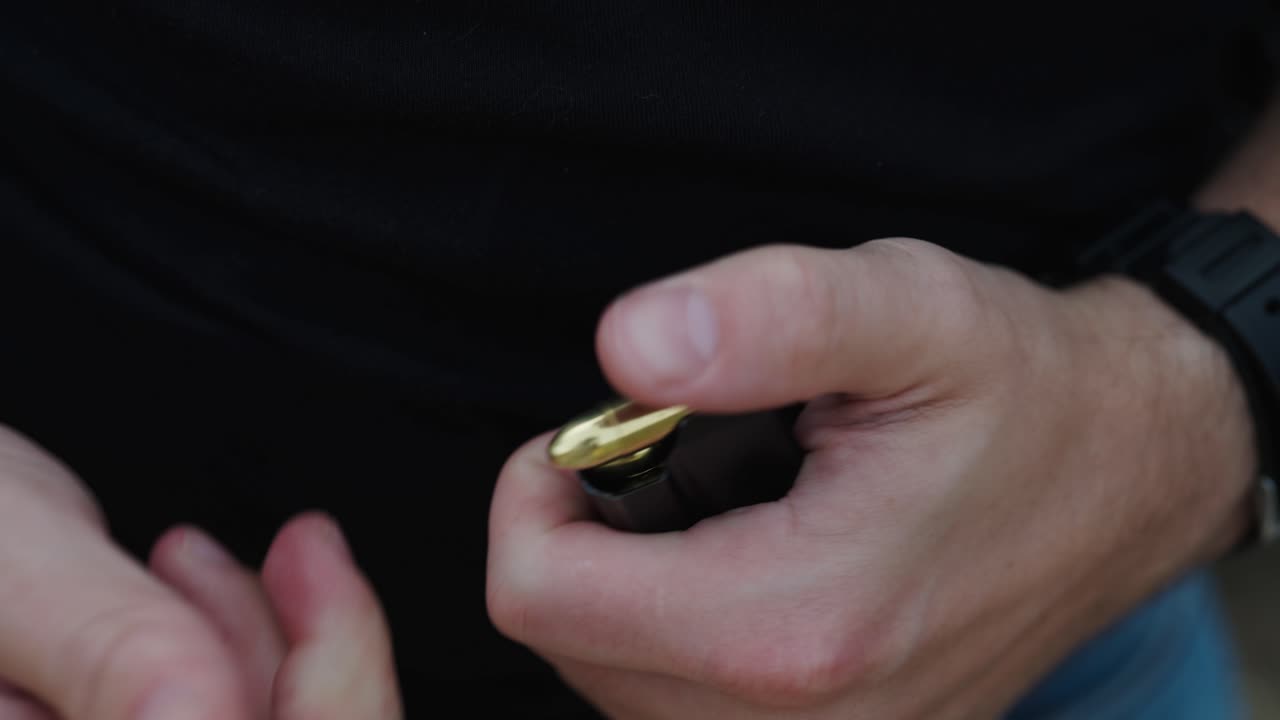 человек загружает 9-миллиметровые пули в магазин пистолета, стрельбище олеско