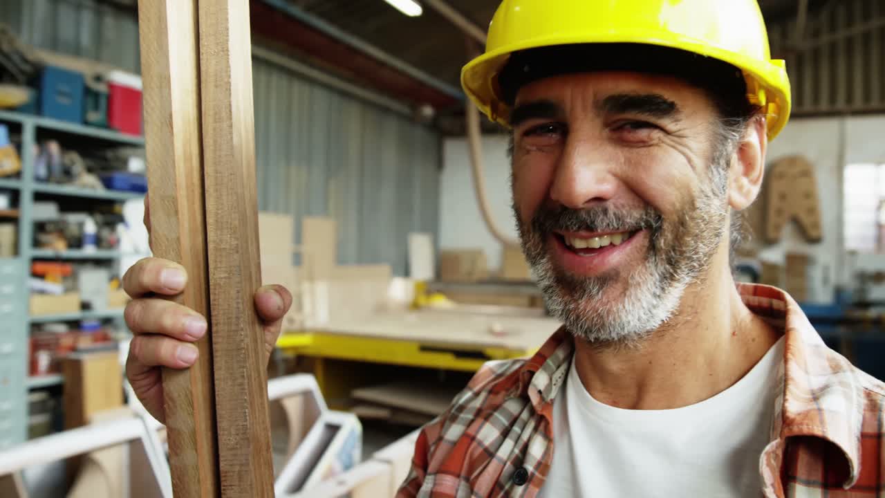carpintero con tablas de madera