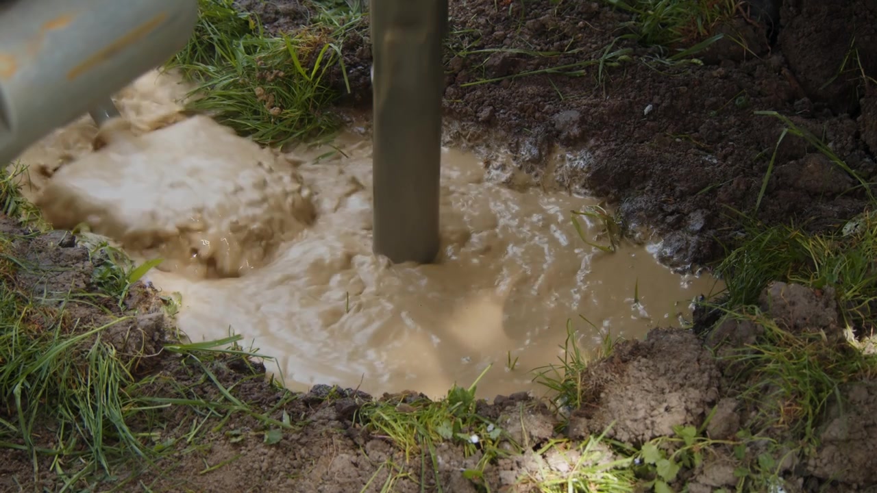 Perforazione di un pozzo d'acqua in un'area rurale per accedere alle risorse idriche sotterranee