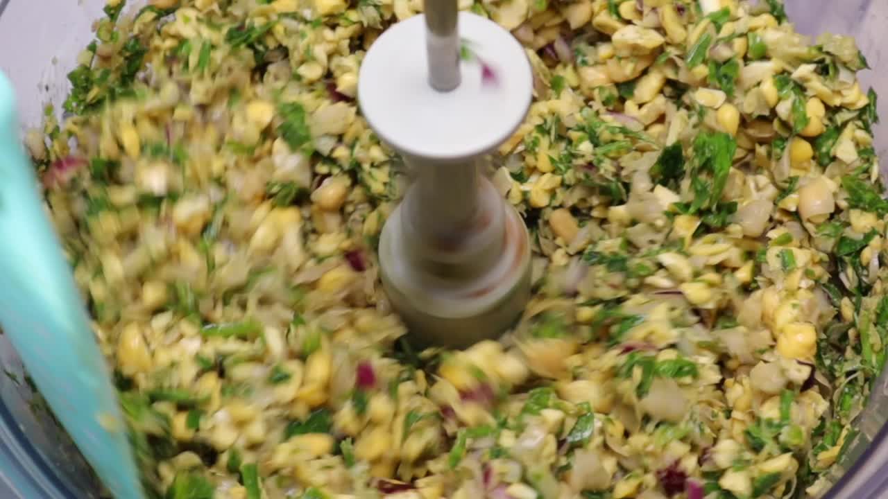 홈메이드 팔라펠을 만들기 위해 믹서에 팔라펠 재료