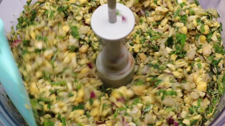 Ingredienti per falafel nel mixer per preparare falafel fatti in casa