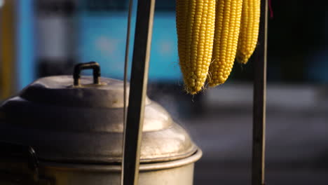 Vendedor-De-Comida-Callejera-De-Maíz-Barato-En-La-Calle-Vietnam