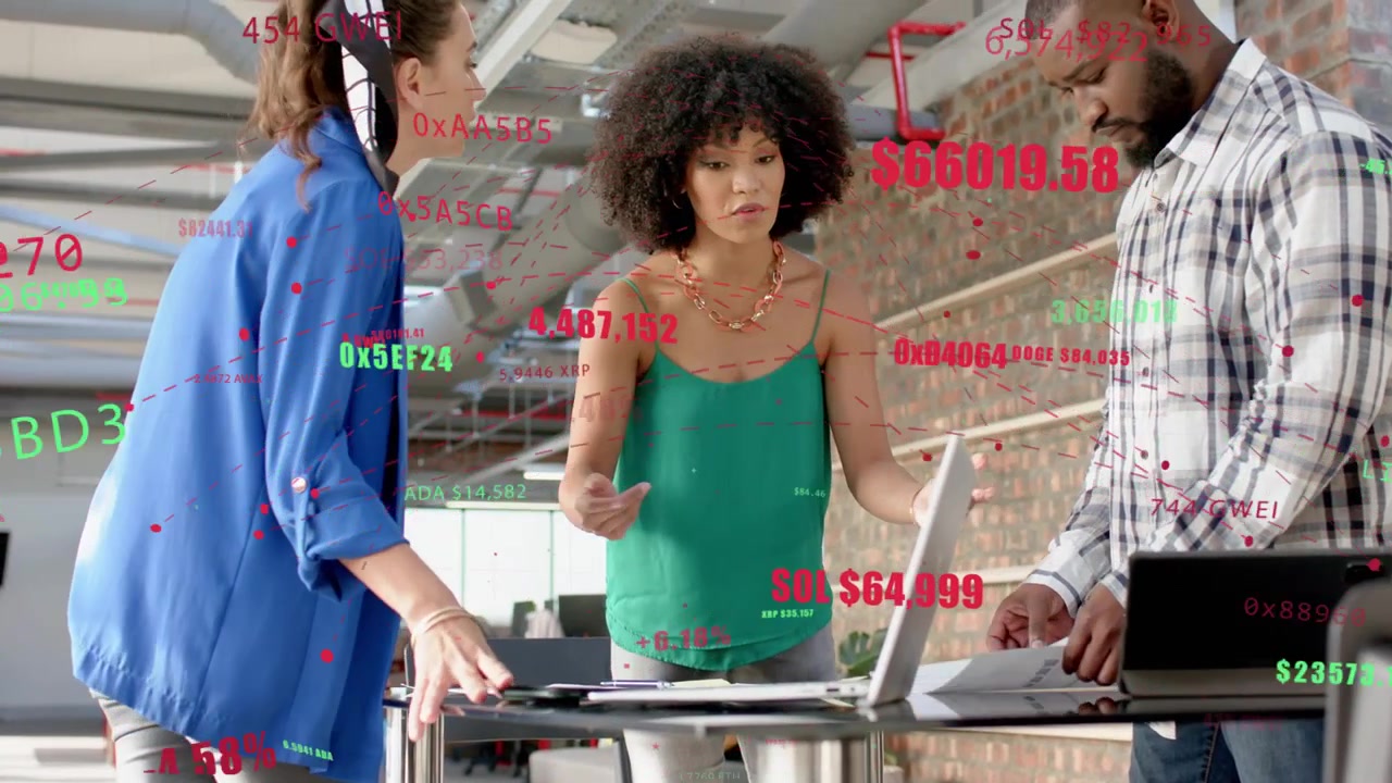 Team al tavolo, donna in verde che alza la mano e spiega i ticker di criptovalute che fluttuano sopra per prendere una decisione.