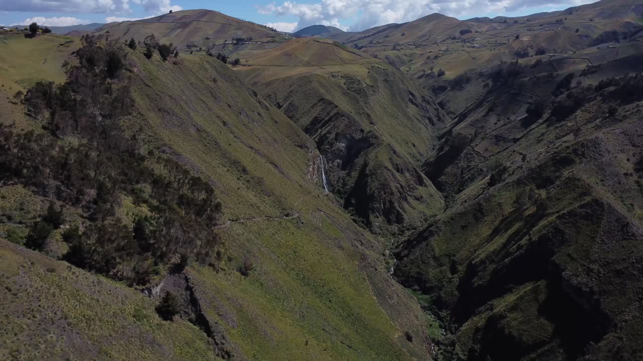 video de drones 4k: panorama aéreo de las montañas que rodean la cascada de candela fasso, cotopaxi, ecuador