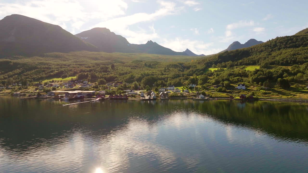 pintoresco pueblo del fiordo de gratangen durante el amanecer en el condado de troms, noruega. toma aérea amplia