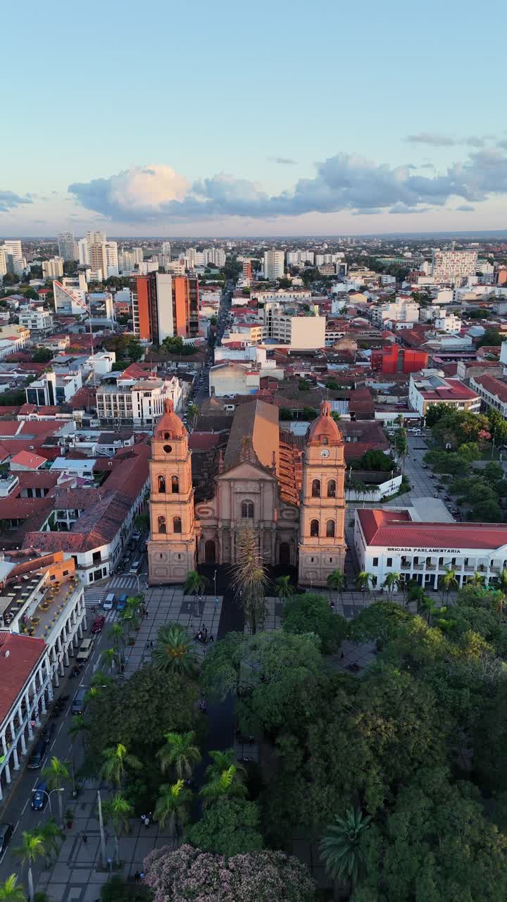 disparo de dron ciudad plaza principal catedral viaje cielo santa cruz bolivia