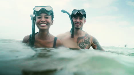 Couple-wearing-goggles-at-the-sea