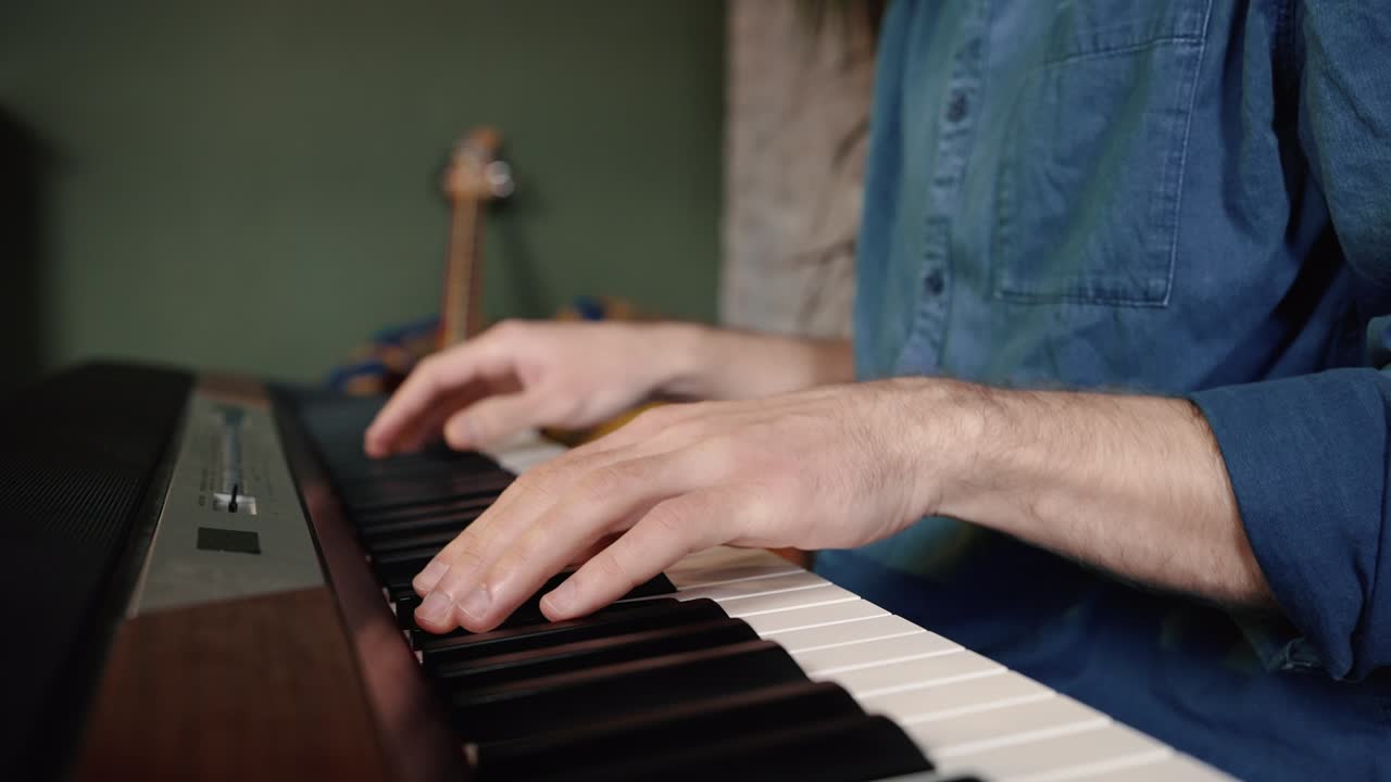 음악을 연주하는, 인식할 수 없는 남자, 음악가, 손으로 신디사이저를 연주하는, 스튜디오에서 소리를 연습하는, 을 추적하는