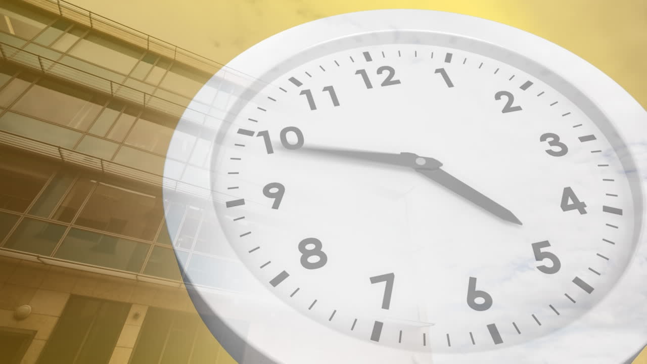 animación del reloj que se mueve sobre un edificio de oficinas