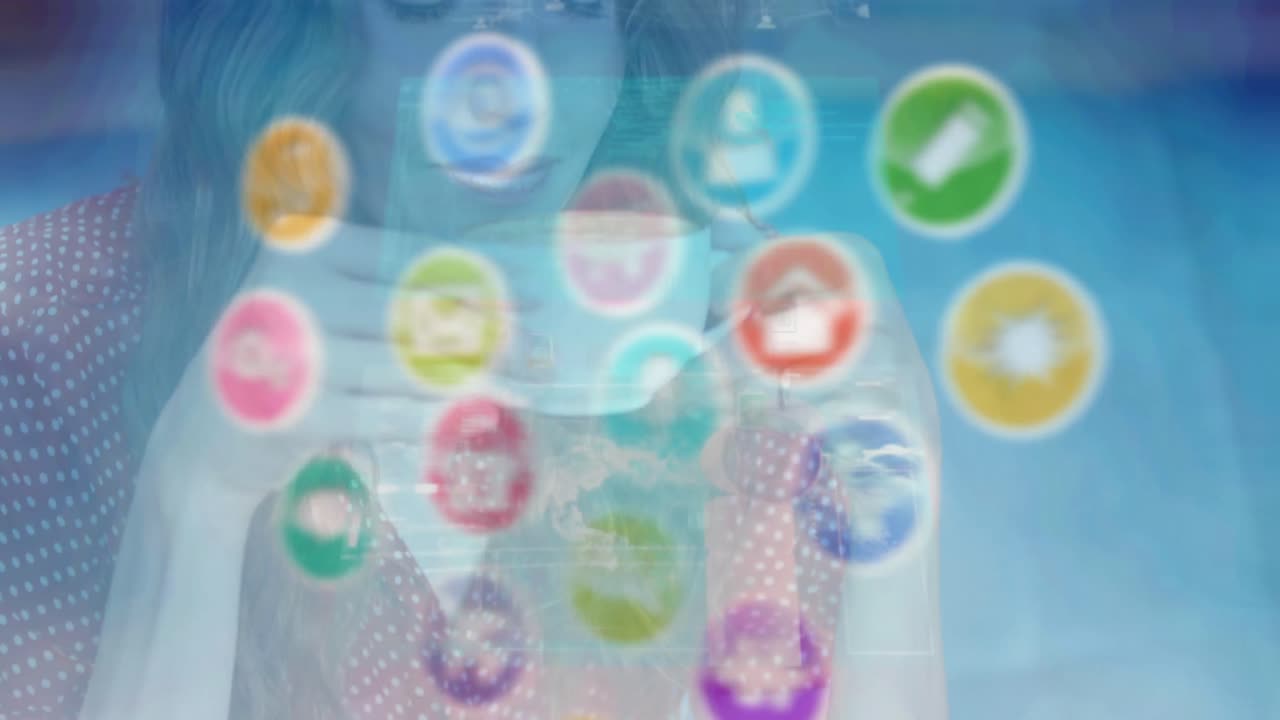 카페에서 술을 마시는 백인 여성에 대한 데이터 처리와 함께 디지털 아이콘과 화면의 애니메이션