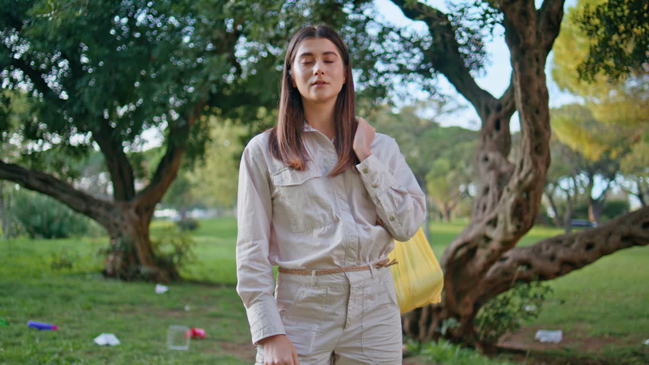 voluntario de limpieza recogiendo basura en el parque de cerca. activista ecológico sosteniendo residuos