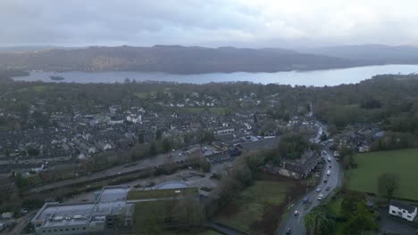 Luftaufnahme-Der-Uferlinie-Des-Lake-Windermere-Mit-Hotels-Und-Lodges-Im-Lake-District,-England