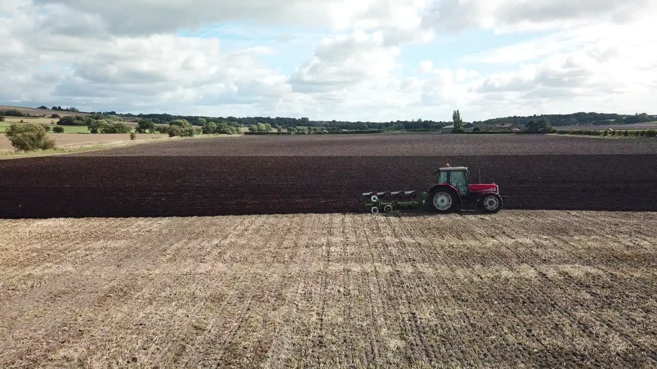 imágenes aéreas sobre el campo de arado del tractor