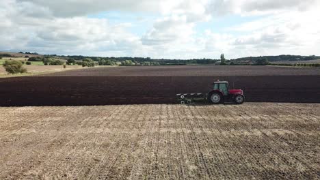 imágenes aéreas sobre el campo de arado del tractor