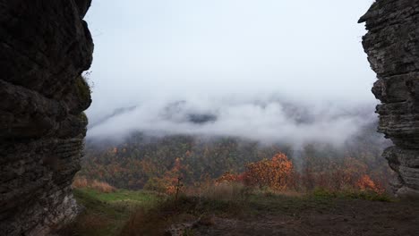 Drohne-Fliegt-Durch-Den-Eingang-Der-Kozarnika-Höhle-Und-Hinaus-In-Den-Offenen-Raum-Mit-Blick-Auf-Die-Balkanberge-In-Bulgarien