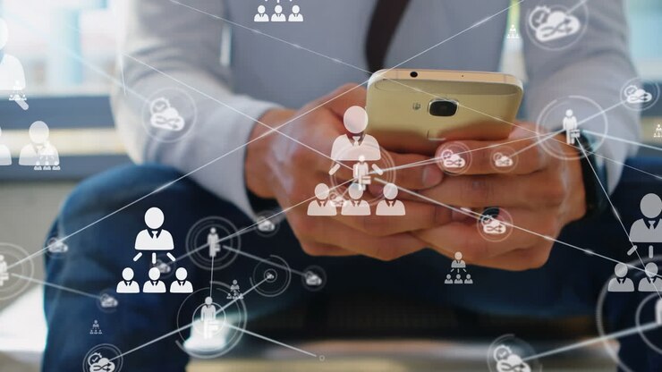 Rete di icone profilo sullo sfondo della parte centrale di un uomo d'affari che usa lo smartphone in ufficio