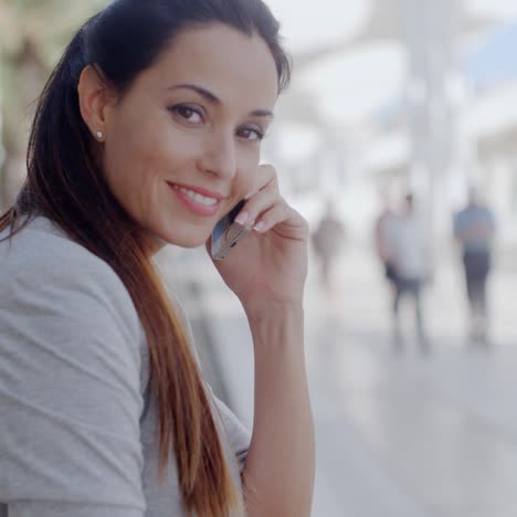 Mujer-Joven-Relajada-Hablando-Por-Su-Móvil