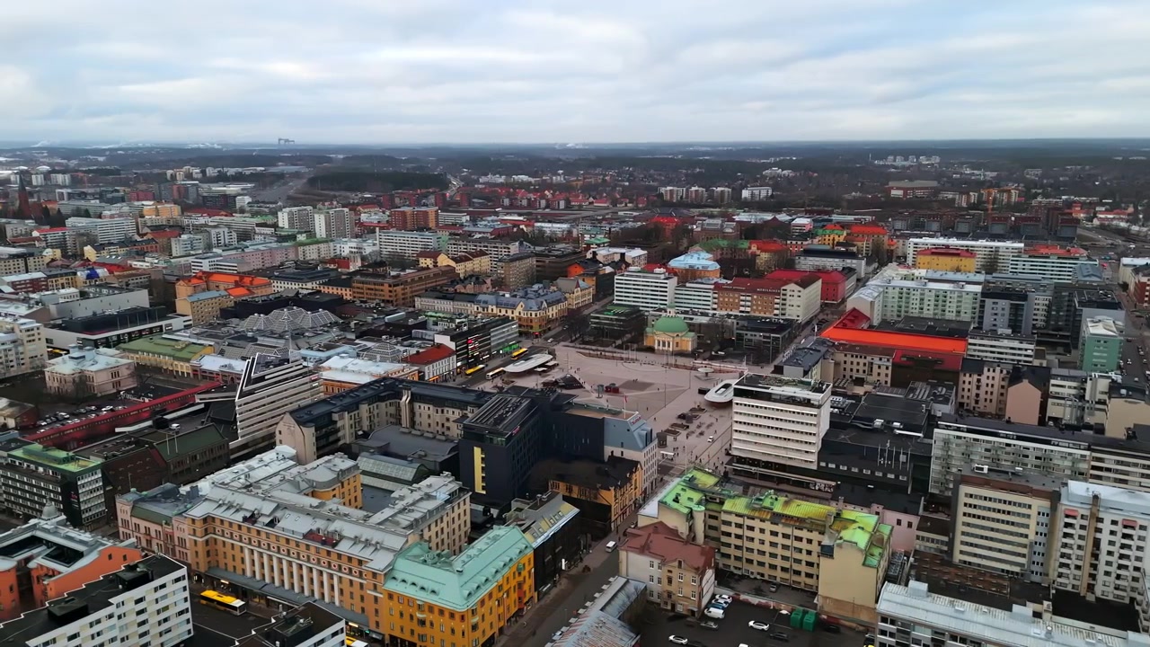 Vista aerea con drone della storica piazza del mercato nel centro di Turku, Finlandia