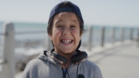 Retrato-Joven-Feliz-Niño-Sonriendo-Alegre-Disfrutando-Del-Día-De-Vacaciones-De-Verano-En-La-Cálida-Playa-A-Cámara-Lenta