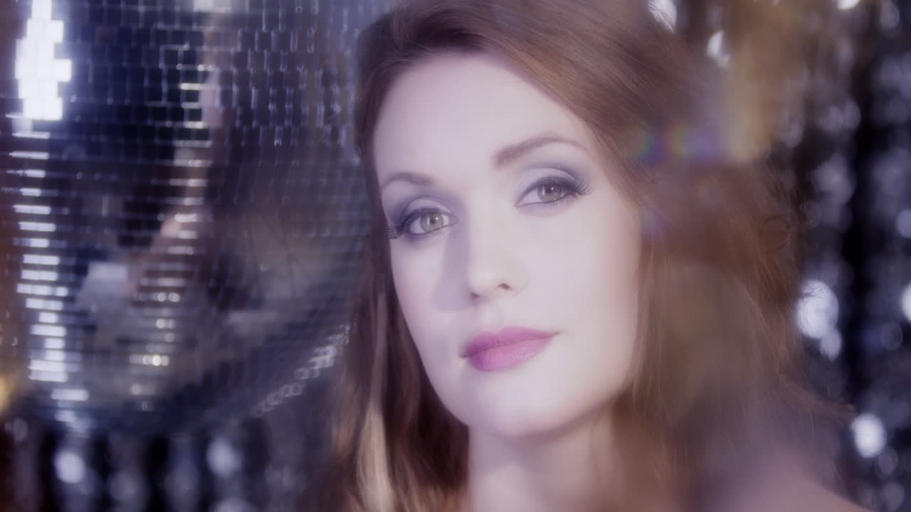 mujer discoteca cara 4k 01