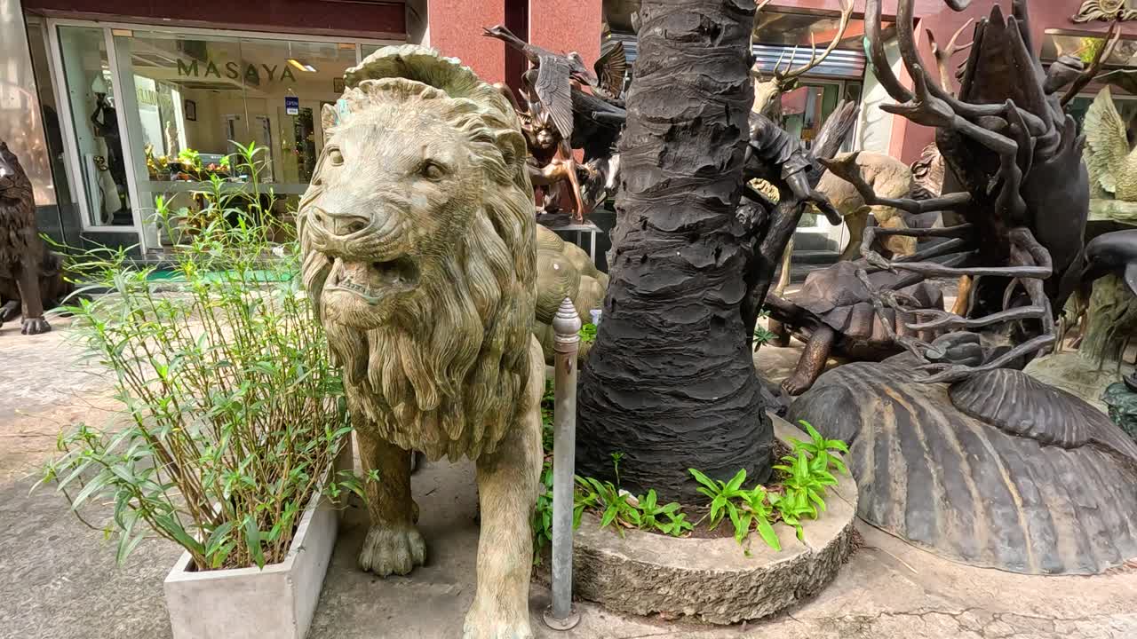 estatuas y esculturas de bronce expuestas al aire libre