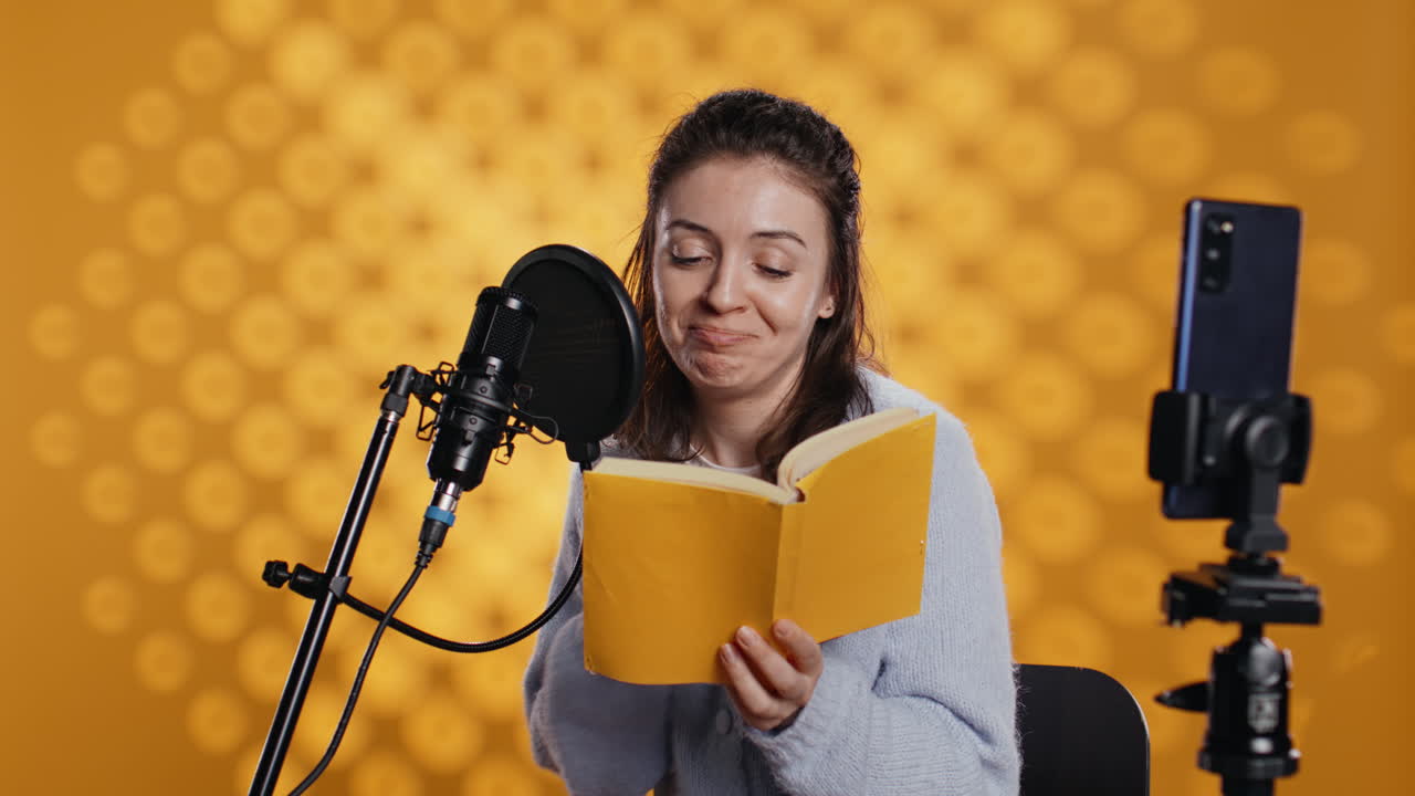 actor de voz películas vlog en el trabajo, grabación de audiolibro, fondo de estudio