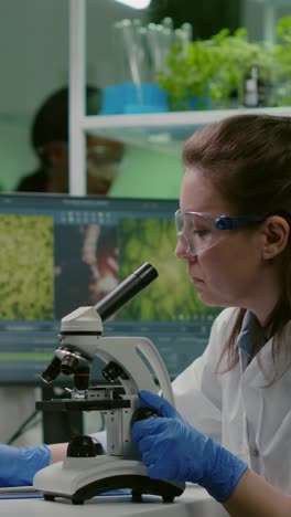 científico que trabaja con el microscopio en el laboratorio