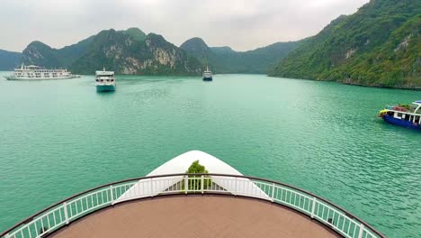 Blick-Vom-Bug-Des-Kreuzfahrtschiffes-Auf-Die-Kalksteinkarste-Und-Inseln-Der-Ha-Long-Bucht-Und-Der-Lan-Ha-Bucht,-Einem-Kulturerbegebiet-In-Vietnam