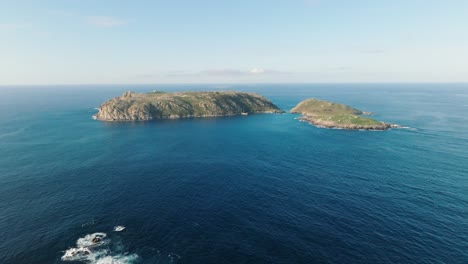las islas sisargas rodeadas por un mar azul tranquilo en una coruña, galiza, españa